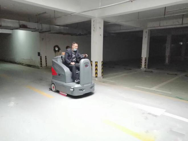 新界小区物业保洁不用人力改用驾驶式洗地机了